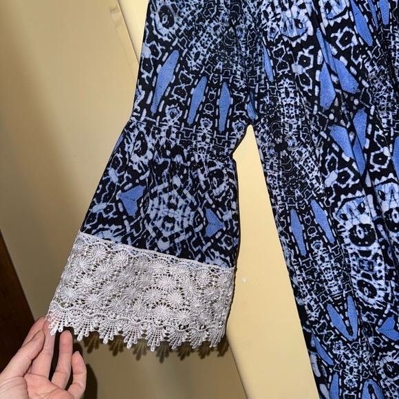 Elegant Blue Patterned Dress with Lace Sleeves - Picture 3 of 3